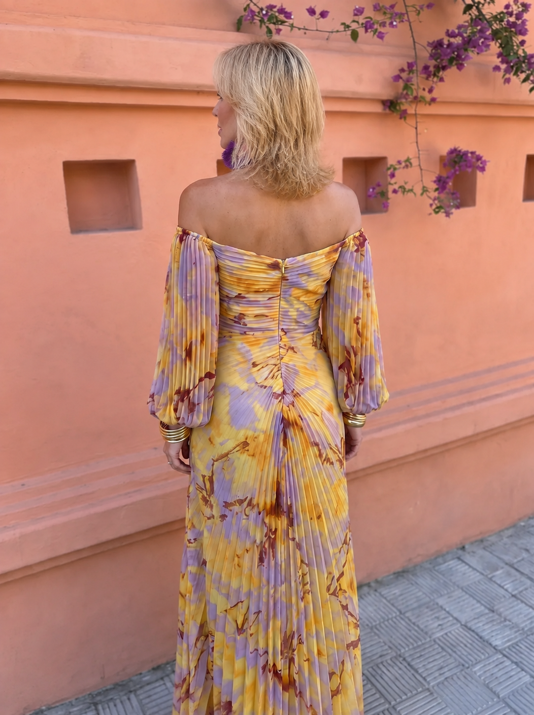 GRETA – ROBE LONGUE À MOTIFS FLORAUX AVEC UN DÉCOLLETÉ PROFOND