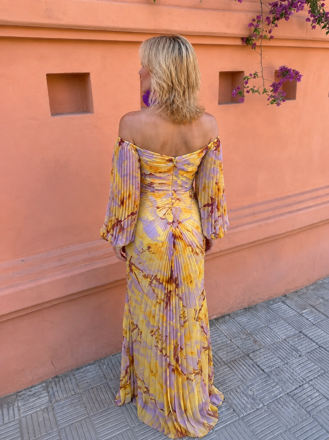 GRETA – ROBE LONGUE À MOTIFS FLORAUX AVEC UN DÉCOLLETÉ PROFOND